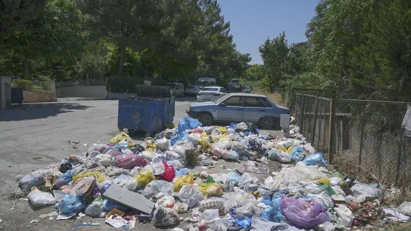 Buca Belediyesinde grev: Sokaklar çöple doldu